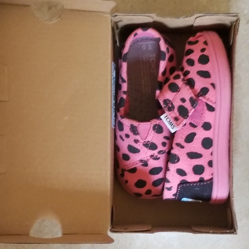 Tom's T5 pink cheetah shoes. BNWT.